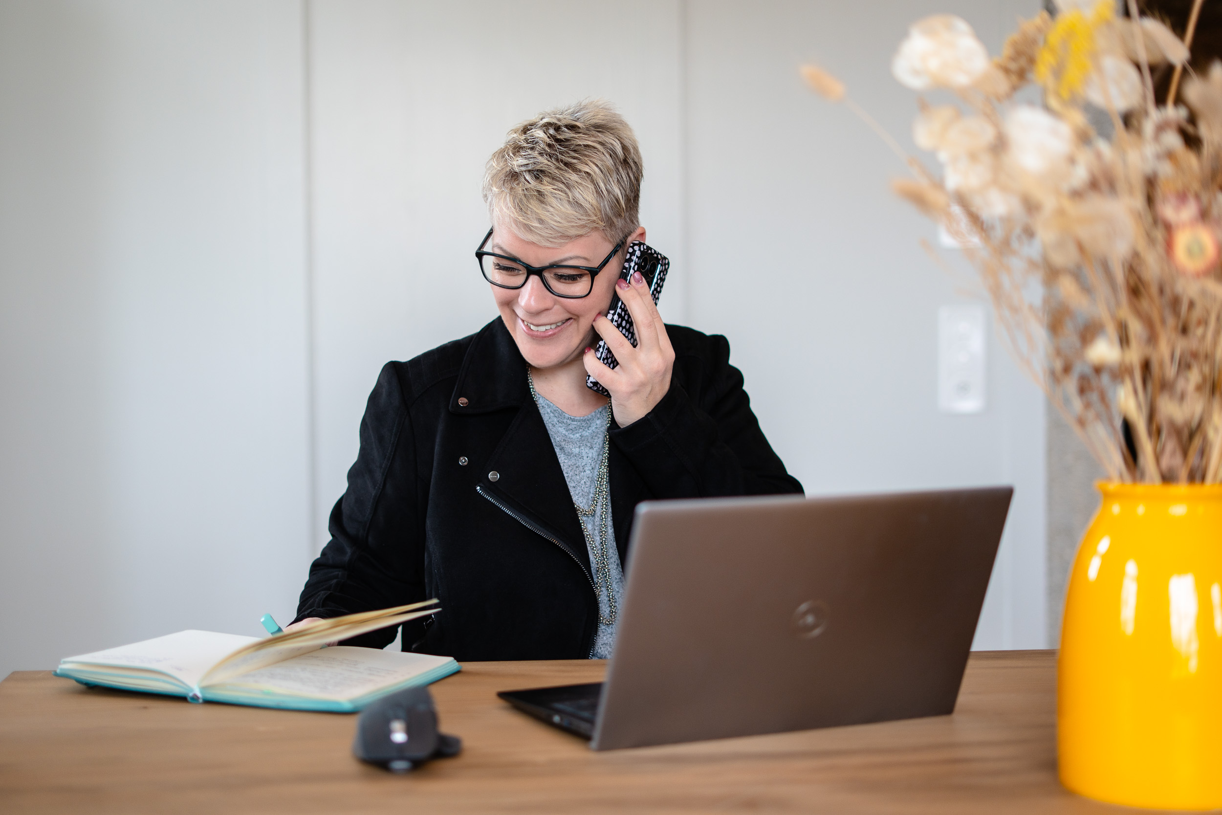 Andrea Huser arbeiten am Laptop