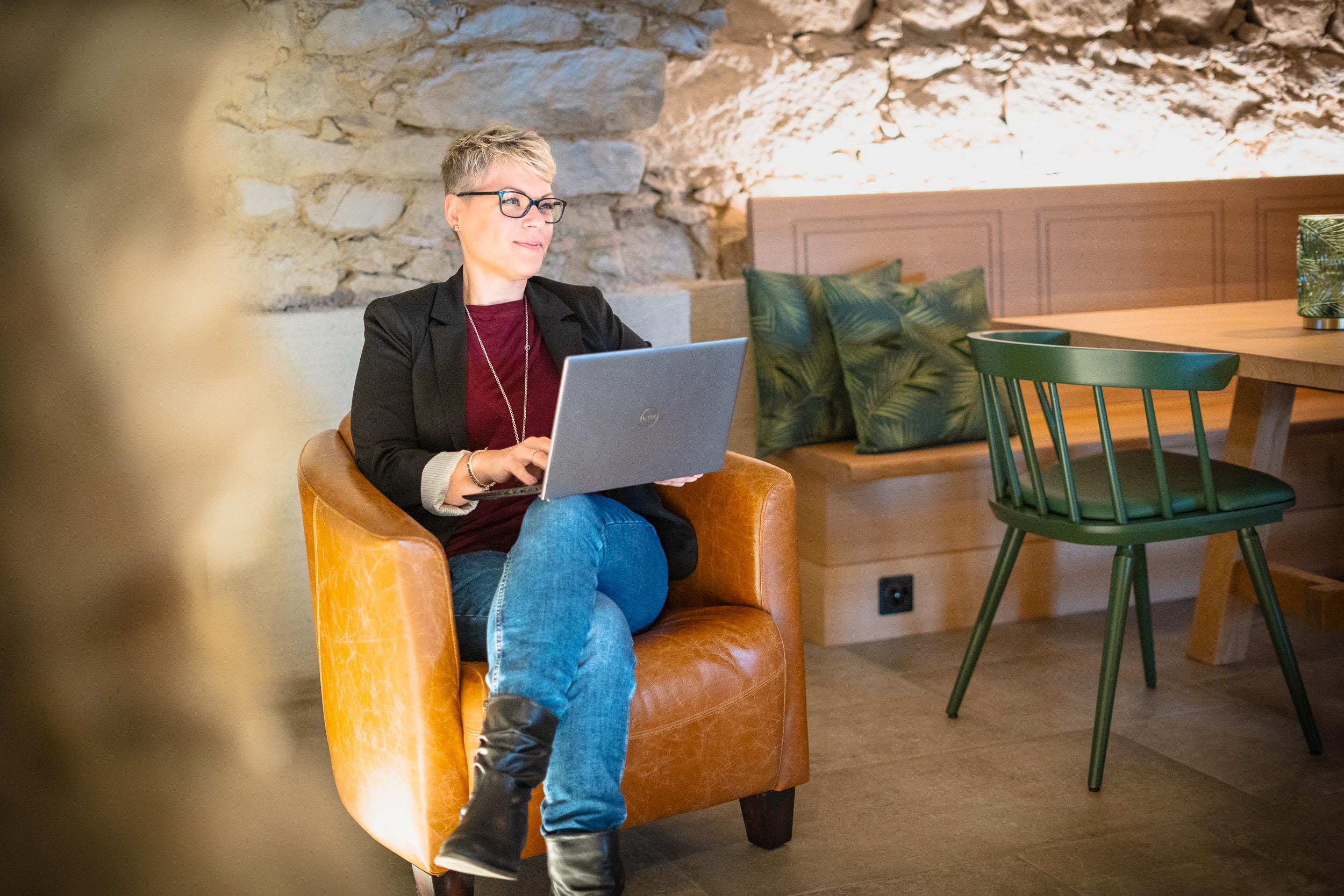 Laptop-virtuelle-assistenz-easy-organized-andrea-huser-hero